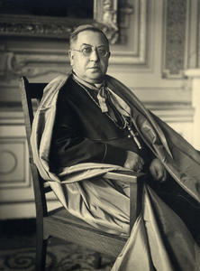 105168 Portret van J.H.G. Jansen, geboren 1868, aartsbisschop van Utrecht (1930-1935), overleden 1936. Te halve lijve ...